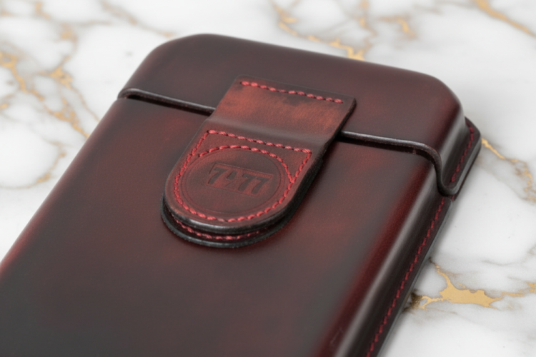 Formovaný ručně šitý kožený obal na mobilní telefon s magnetickou přezkou
