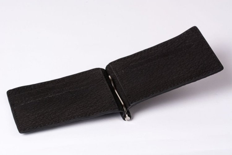 dolarovka z černé žraločí kůže