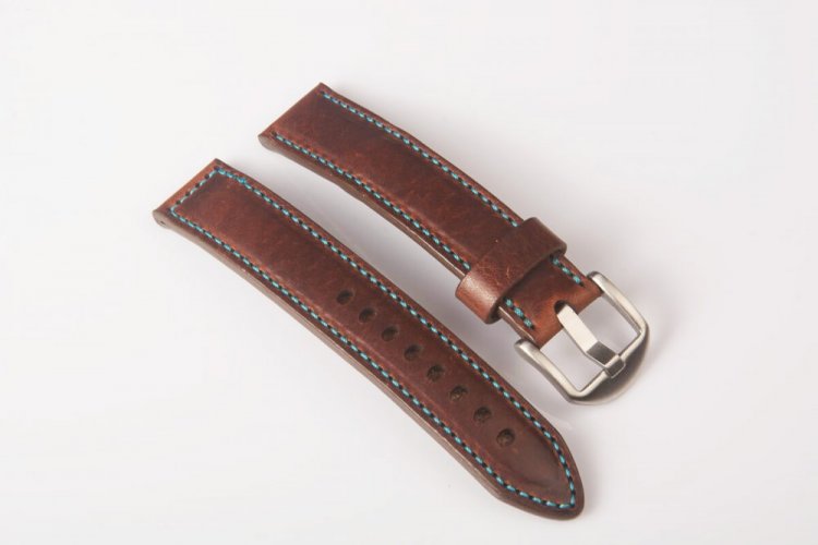 Bombírovaný ručně šitý kožený řemínek k hodinkám ( jakýkoliv typ) na míru prošívaný - Síla šití řemínku: 0,8 mm, Barva šití řemínku: Světle modrá