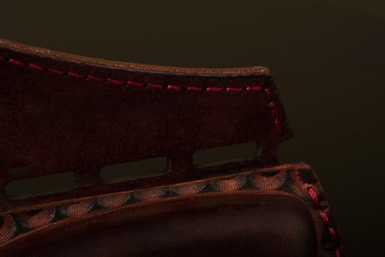Formovaný ručně šitý kožený obal na býle