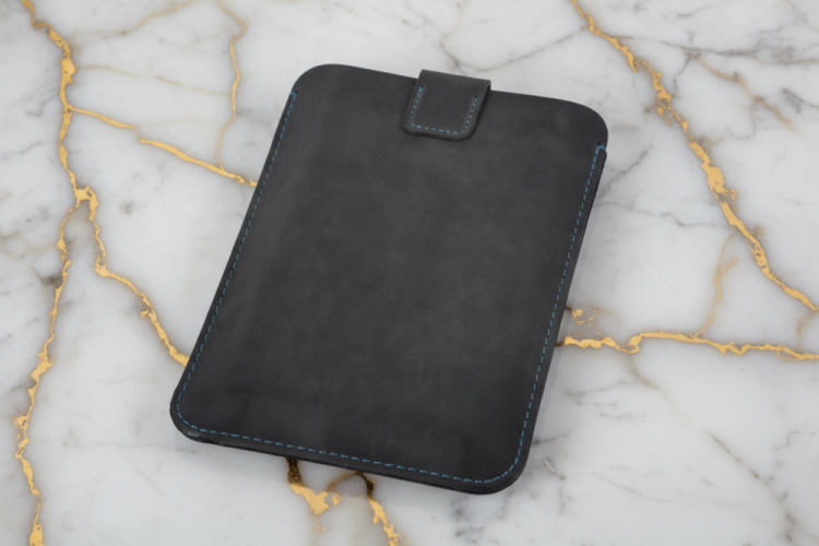 Jednoduché pouzdro na telefon s přezkou