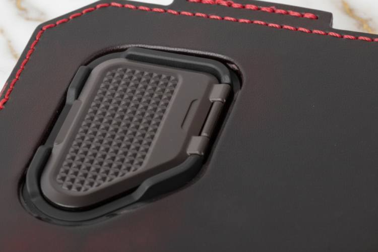 Formovaný ručně šitý kožený obal na mobilní telefon s magnetickou přezkou