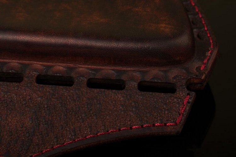 Formovaný ručně šitý kožený obal na býle