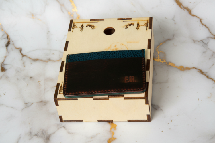 Kožená ručně šitá horizontální peněženka na karty + papírovou hotovost