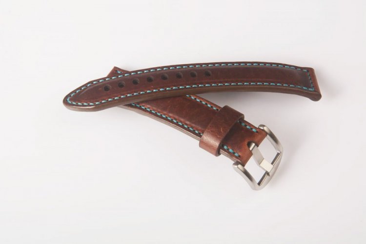 Bombírovaný ručně šitý kožený řemínek k hodinkám ( jakýkoliv typ) na míru prošívaný - Síla šití řemínku: 0,8 mm, Barva šití řemínku: Světle modrá