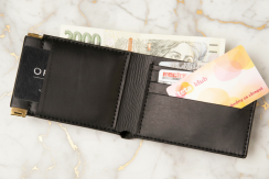 Kožená peněženka s pružinovým mincovníkem