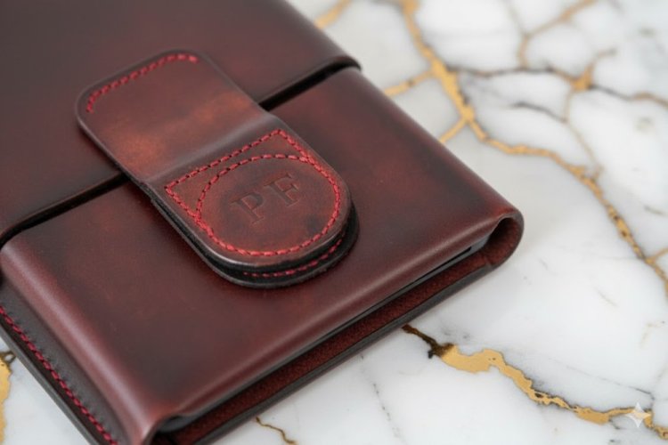 Formovaný ručně šitý kožený obal na mobilní telefon s magnetickou přezkou