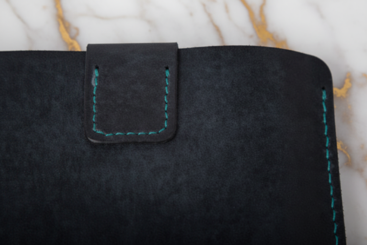 Jednoduché pouzdro na telefon s přezkou