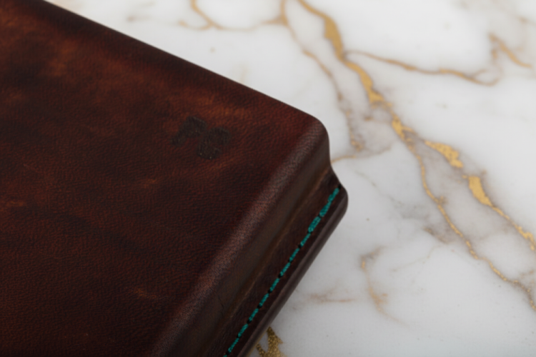 Formovaný ručně šitý kožený obal na mobilní telefon(elektrické přístroje)